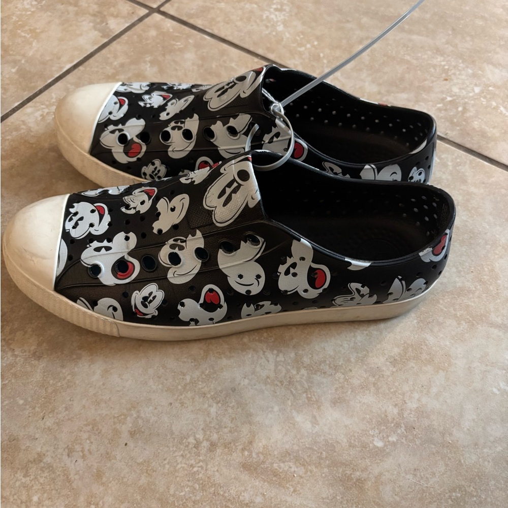 Native Mickey Mouse Shoes Size 8 - Picture 2 of 4